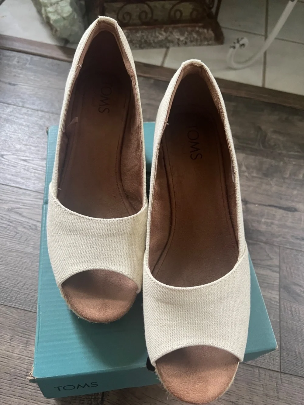 Tom’s wedge heels in cream with gold metallic fleck size 8, worn once!